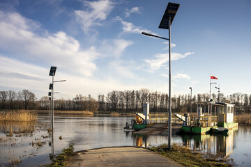 Fototapeta na wymiar Nieczynna i zalana jedna z przepraw promowych na rzece Odrze w lubuskim