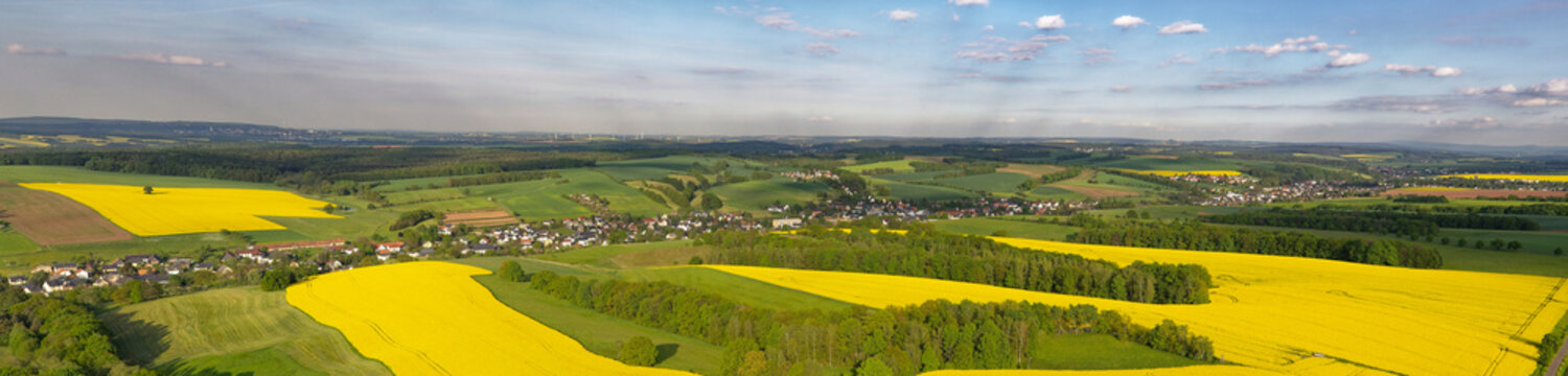 M&uuml;lsen hinter bl&uuml;hendem Raps - Luftbildpanorama