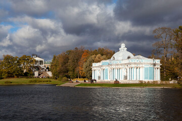 Fototapeta premium Large pond overlooking the Grotto Pavilion and Cameron Gallery. Catherine Park. Tsarskoye Selo. Pushkin. Saint Petersburg. Russia