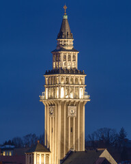 Oświetlona architektura Katedra Świętego Mikołaja w Bielsku-Białej wieczorem nocą