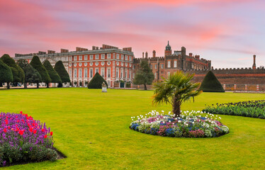 Hampton Court palace and gardens in spring, London, UK - obrazy, fototapety, plakaty