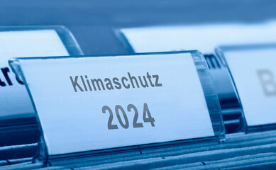 Klimaschutz 2024 - symbolfoto mit Tab und Ordner