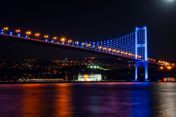  İstanbul Bosphorus Bridge and city skyline at night.