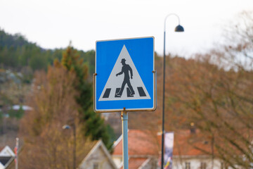 Pedestrian crossing sign with a man with a hat.
