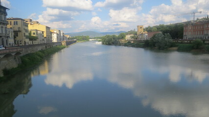 Fototapeta na wymiar Hermosa vista del río Arno