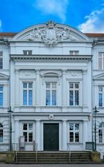 Obraz premium Renovierte klassizistische Prunkfassade der denkmalgeschützten ehemaligen Justizkanzlei in Güstrow - Inschriften wurden teilweise retuschiert