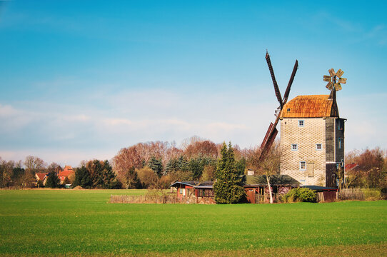 Windm&uuml;hle - Sonnenuntergang - Abend - Feld - Sunset - Colorful - Field - Clouds - Sky - Sunrise - Sundown - Sun - Corn - Grain - Saalow - Brandenburg - Deutschland - Teltow - Fl&auml;ming	