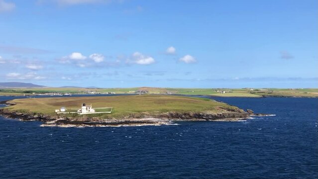 entr&eacute;e dans la baie de Kirkwall dans l'archipel des Orcades en Ecosse