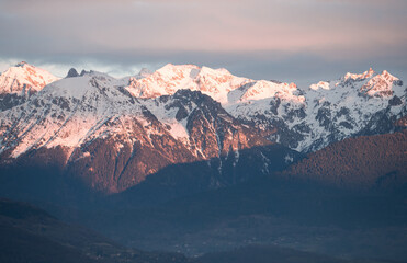 Coucher de soleil sur les montagnes du massif de Belledonne en hiver