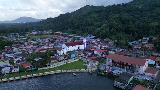 Vistas a&eacute;reas con drone de el pueblo de Portobello en Colon , Panam&aacute;. Alta Resoluci&oacute;n en video.