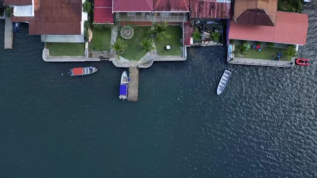 Vistas a&eacute;reas con drone de el pueblo de Portobello en Colon , Panam&aacute;. Alta Resoluci&oacute;n en video.