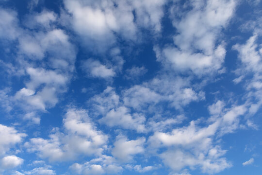 Blauer Himmel mit wei&szlig;en Wolken. Haufenschichtwolken, Stratocumulus. Natur Hintergund.
