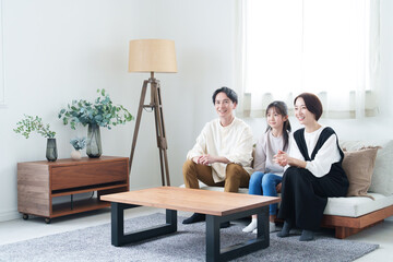 リビングでテレビを鑑賞する親子