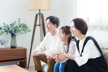 リビングでテレビを鑑賞する親子