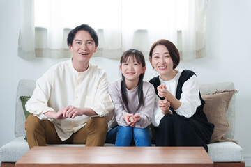 リビングで映画を鑑賞する親子