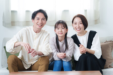 リビングで映画を鑑賞する親子