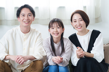 リビングで映画を鑑賞する親子