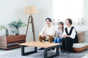 リビングでテレビを鑑賞する親子