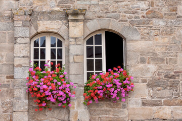 Fototapeta na wymiar Granitsteinhaus mit zwei Fenstern, Bretagne