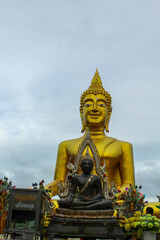 Obraz premium A Buddha image at the top of stairway with the body of golden dragon