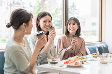 飲食店・カフェでランチにコーヒーを飲む日本人の女性達

