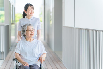 散歩する介護士・理学療法士と高齢者女性（日本人）
 - Powered by Adobe