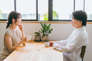 カフェ・家のダイニングで喧嘩をする男女カップル・夫婦（夫婦喧嘩・険悪・怒る・気まずい）
