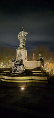 Fototapeta na wymiar Monument to the King's Regiment at night