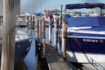 Fototapeta na wymiar boats on the dock