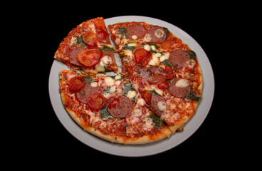 Aufgebackene Tiefkühlpizza aus dem Supermarkt