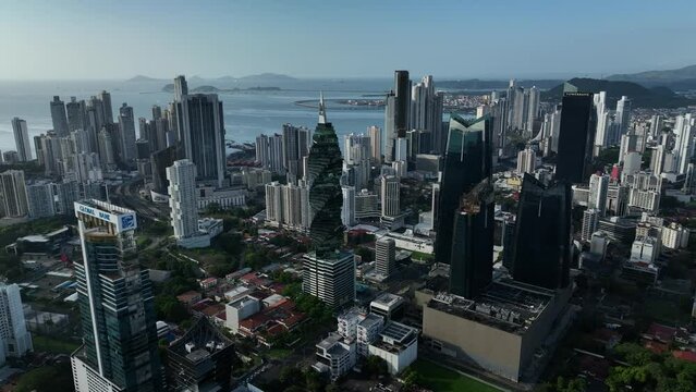 Vistas a&eacute;reas con drone de la Ciudad de Panam&aacute; ubicada en centro America. Vistas del Edificio el Tornillo, paisajes de la ciudad de Panam&aacute;.