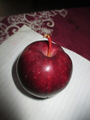 Red apples that are still fresh and good for the body to consume