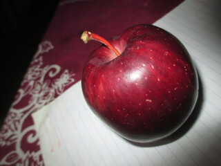 Red apples that are still fresh and good for the body to consume