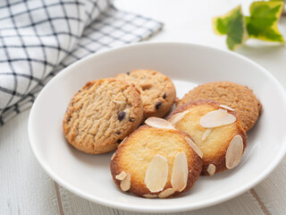 白い皿の上のクッキー