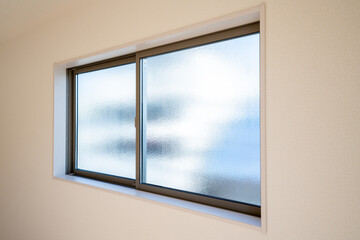 型板ガラスの腰高窓