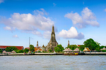 Naklejka premium Wat Arun, the Temple of the Dawn, from the Chao Phraya River, Bangkok, Thailand,