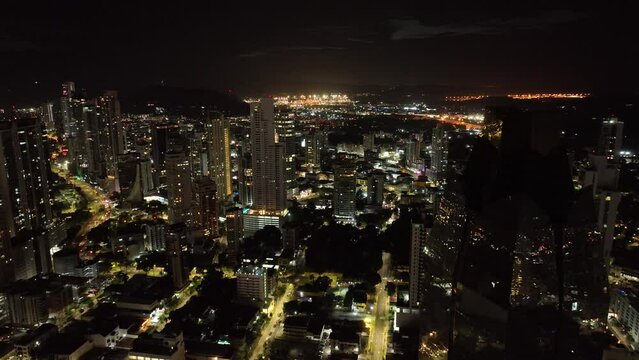 Vistas a&eacute;reas con drone de la Ciudad de Panam&aacute; de noche, edificios y atardeceres. Resoluci&oacute;n 4K. 