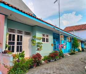 Obraz premium A rented house that is neatly arranged with a view of the blue sky during the day. A rented house that is built horizontally dan multi-storey building. 