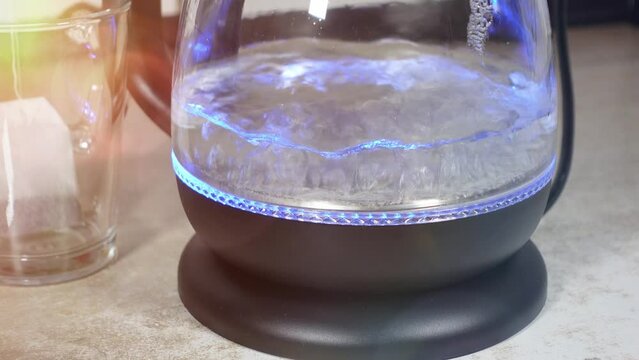Nahaufnahme von einem Wasserkocher in der K&uuml;che