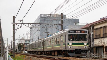 Fototapeta premium 走る通勤電車