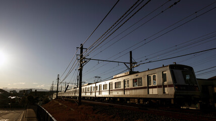 Obraz premium 逆光の中を走る電車