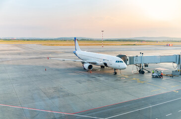 .The gate sleeve is docked to the aircraft.