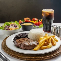 Rucksack Bife, arroz branco, feijão, batata frita e salada. Comida brasileira. Refrigerante na composição.  © Rmcarvalhobsb