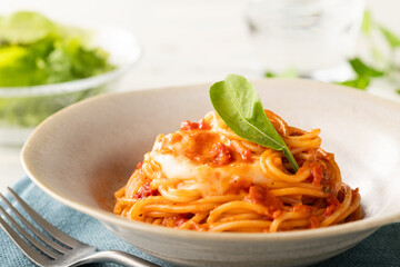 糸引きモッツァレラとトマトソースのスパゲッティー