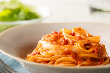 糸引きモッツァレラとトマトソースのスパゲッティー