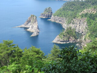 Fototapeta premium 与那国島の崖と小島、岩