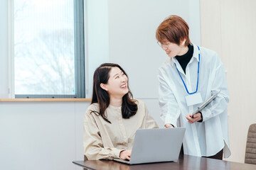 楽しく仕事する女性達　Women who enjoy working