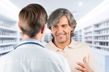 Obraz premium Doctor consulting patient at modern clinic