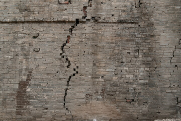 a dangerous wall with large cracks at horizontal composition