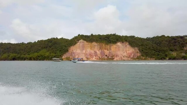 Boat tour of Paredao de Argila in Praia da Gamboa. Bahia, Brazil